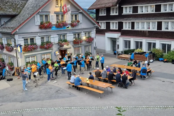 Platzkonzert beim Gemsli