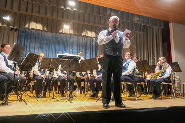 Matthias begrüsst das Publikum