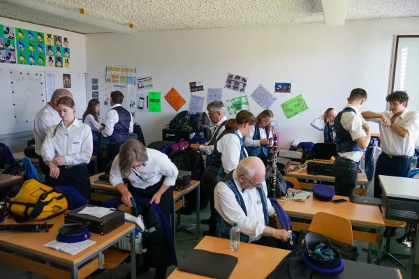 Krawatte weg Fliege auf