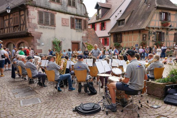 vor historischer Kulisse